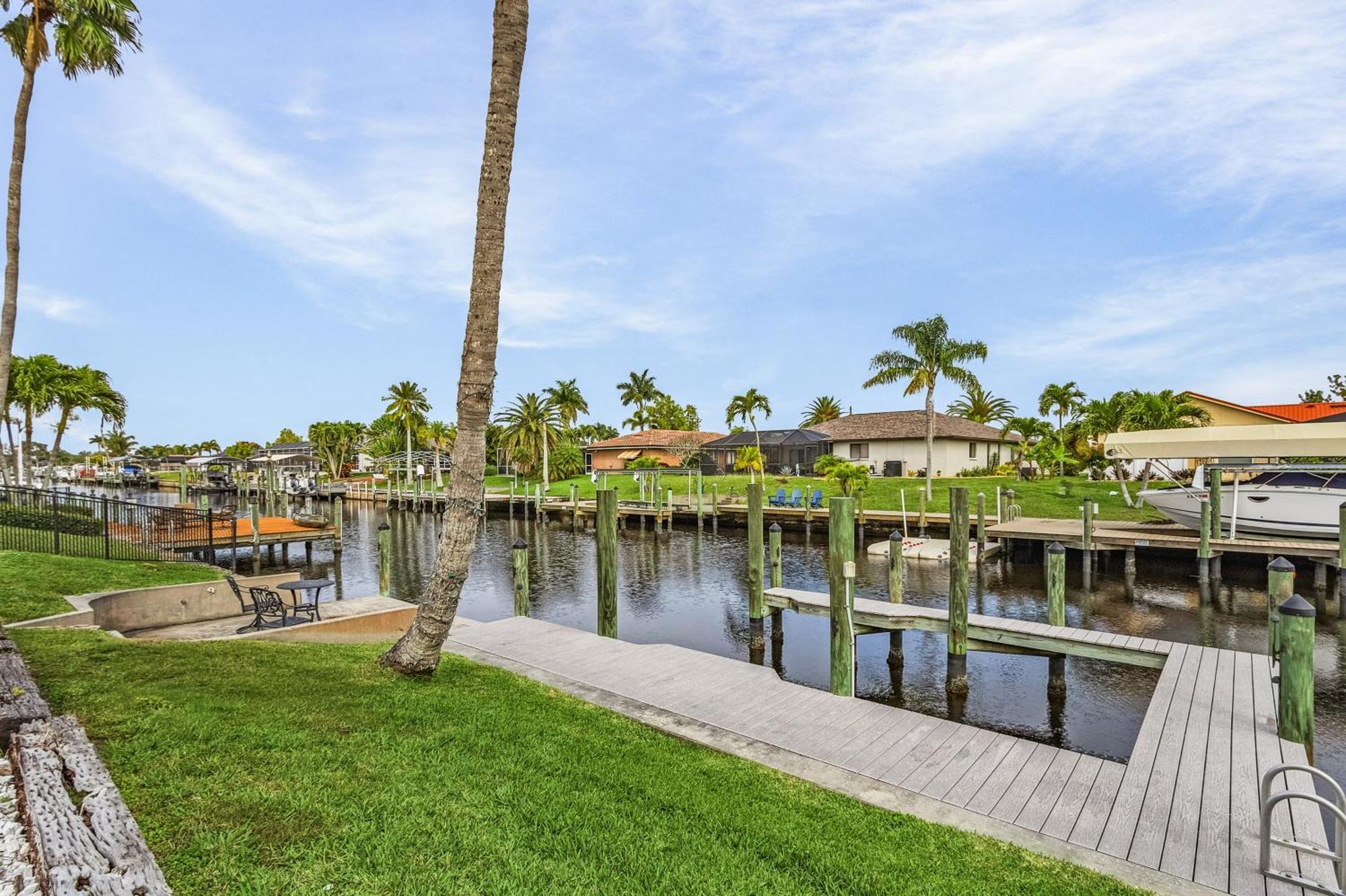 Canal-Front Oasis With Dock And Kayaks In Cape Coral! エクステリア 写真